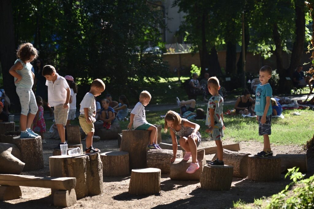 Kuda sa decom: Deca se igraju na pikniku u Botaničkoj bašti